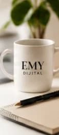 Üzerinde EMY Dijital logosu olan kupa, not defteri ve kalem