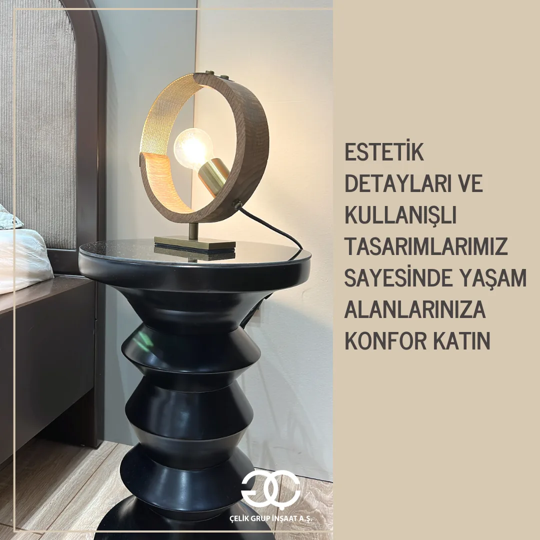Post tasarımı: bej zeminde 'Estetik detayları ve kullanışlı tasarımlarımız sayesinde yaşam alanlarınıza konfor katın' metin bloğu ve yanında küresel masa lambası fotoğrafı
