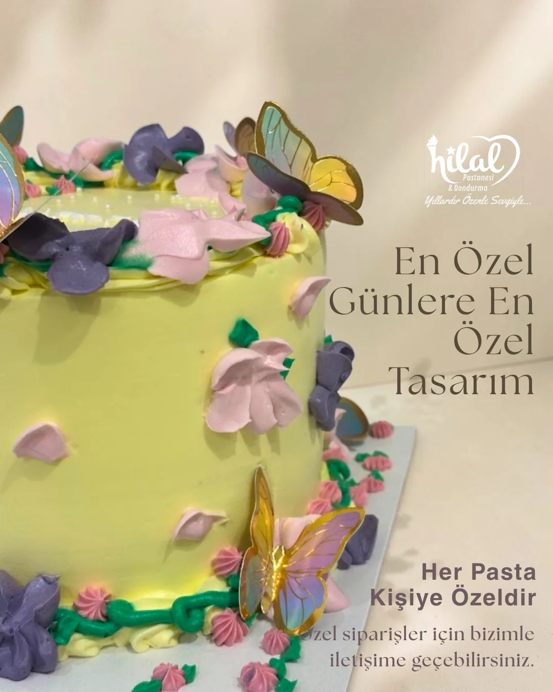Post tasarımı: kelebek ve şeker çiçeklerle süslenmiş sarı pastanın üzerinde 'En Özel Günlere En Özel Tasarım' başlığı